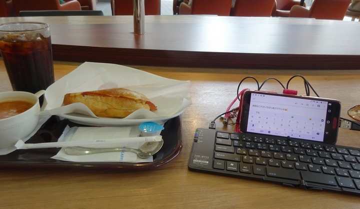 �J�t�F�ɂ�